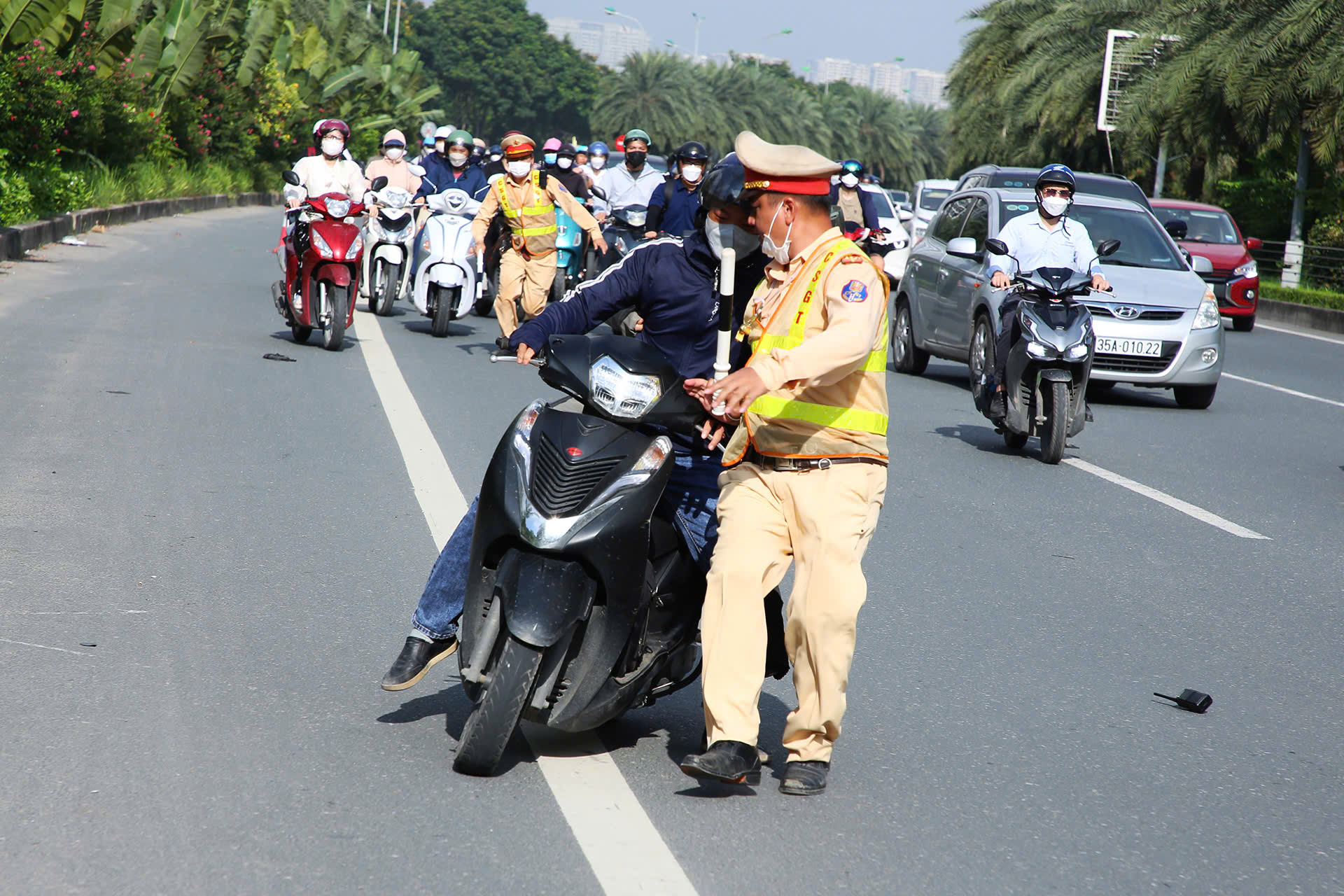 Đề xuất phạt tiền đến 14 triệu đồng đối với người đi xe máy vi phạm- Ảnh 1. Đề xuất phạt tiền đến 14 triệu đồng đối với người đi xe máy vi phạm- Ảnh 1.
