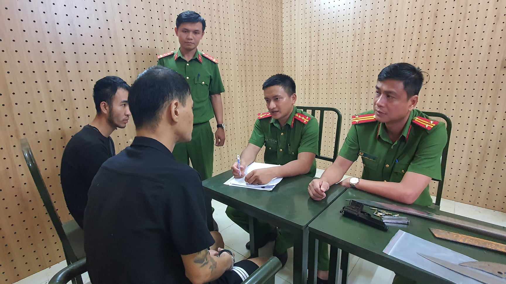 Đắk Lắk: Bắt nhóm đối tượng dương tính ma túy vác súng đi giải quyết mâu thuẫn- Ảnh 1. Đắk Lắk: Bắt nhóm đối tượng dương tính ma túy vác súng đi giải quyết mâu thuẫn- Ảnh 1.