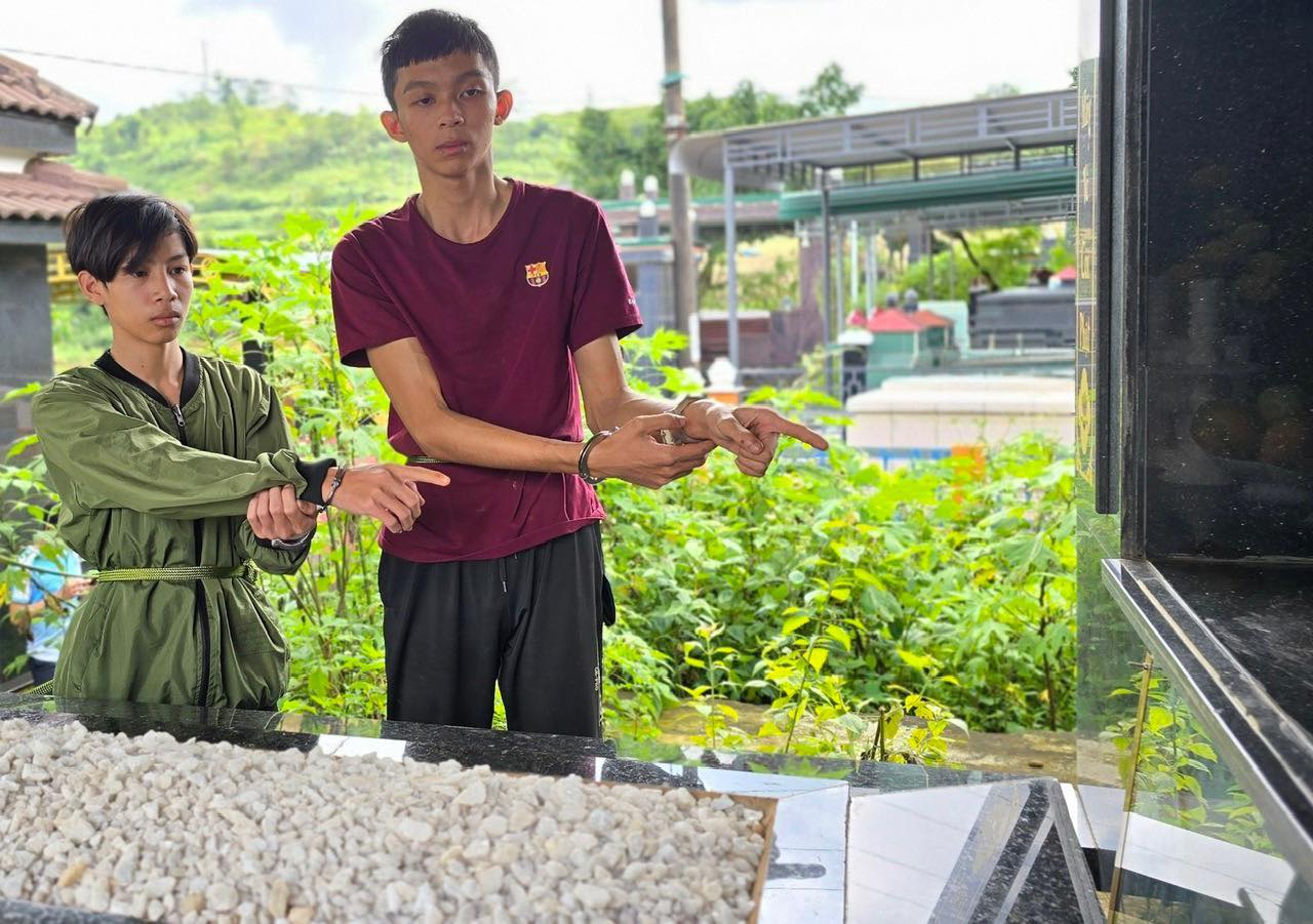 Gia Lai: 4 thanh thiếu niên nửa đêm vào nghĩa trang trộm thanh nhôm gắn trên mộ- Ảnh 1.