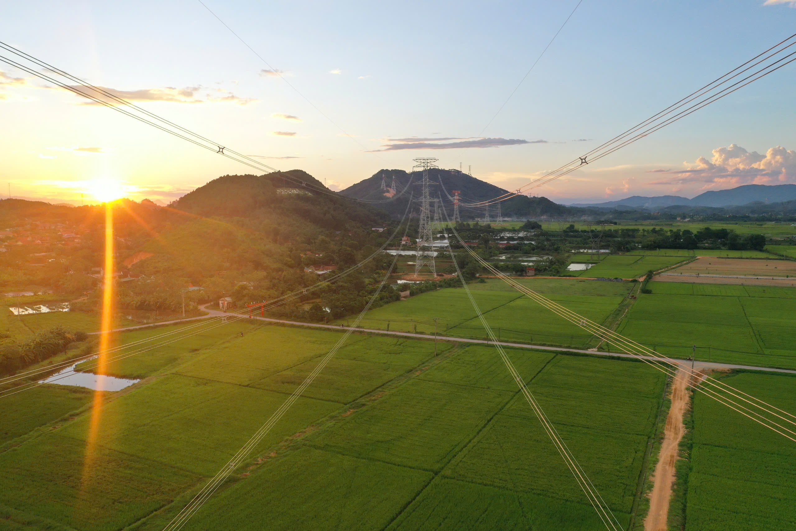 Dự án đường dây 500kV mạch 3 Quảng Trạch - Phố Nối: Thi công thần tốc và lập nhiều kỷ lục- Ảnh 1. Dự án đường dây 500kV mạch 3 Quảng Trạch - Phố Nối: Thi công thần tốc và lập nhiều kỷ lục- Ảnh 1.