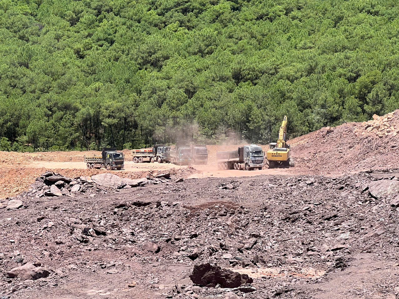 Nghệ An: Doanh nghiệp ngang nhiên khai thác ngoài phạm vi ranh giới mỏ- Ảnh 1. Nghệ An: Doanh nghiệp ngang nhiên khai thác ngoài phạm vi ranh giới mỏ- Ảnh 1.