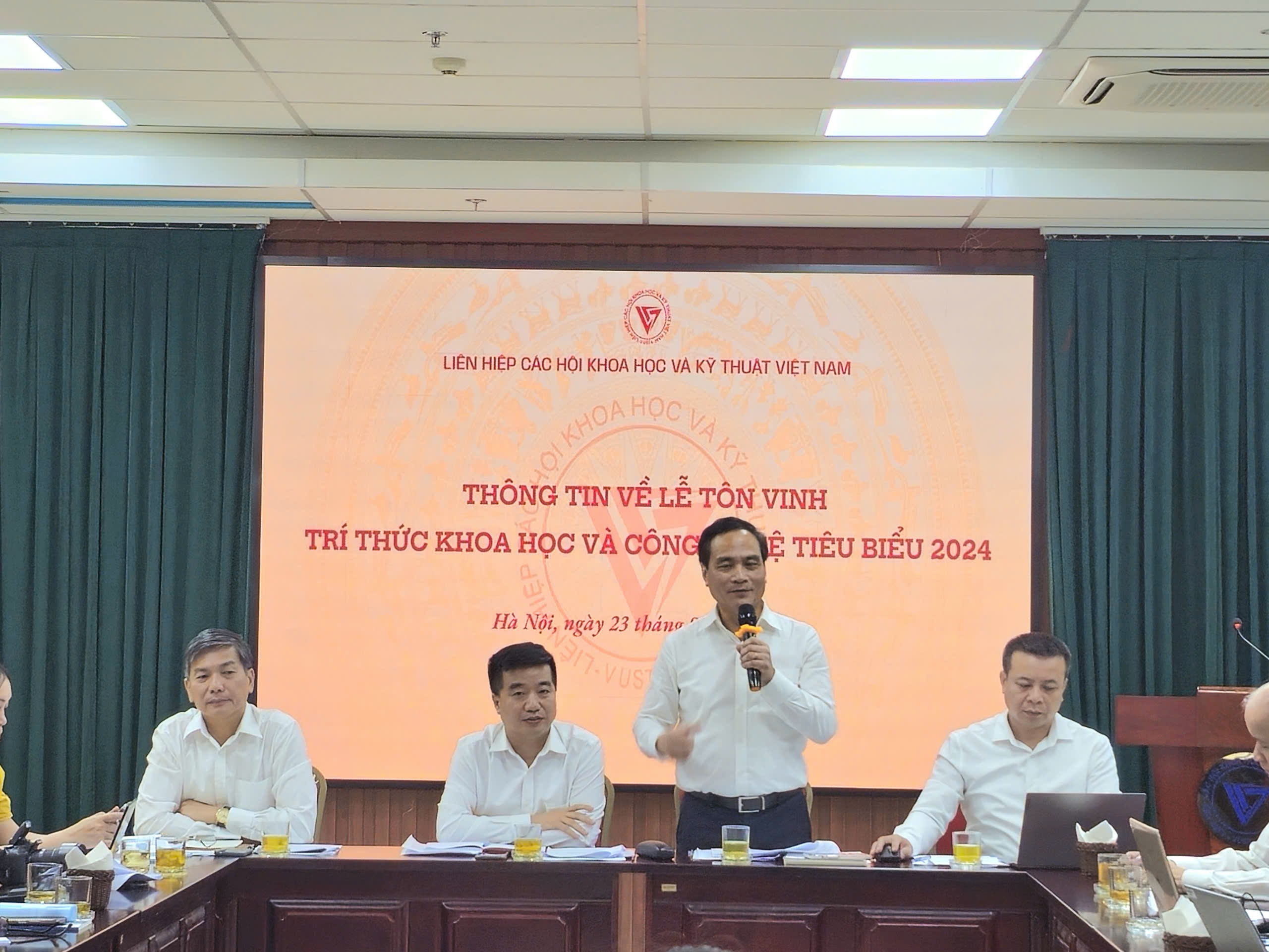 Tôn vinh 135 trí thức khoa học và công nghệ tiêu biểu năm 2024- Ảnh 1. Tôn vinh 135 trí thức khoa học và công nghệ tiêu biểu năm 2024- Ảnh 1.