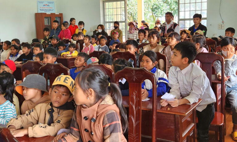 Ánh Sáng Vùng Cao: Đoàn Thanh Niên CSGT Phía Nam hỗ trợ thắp sáng đường quê cho xã Tà Hine