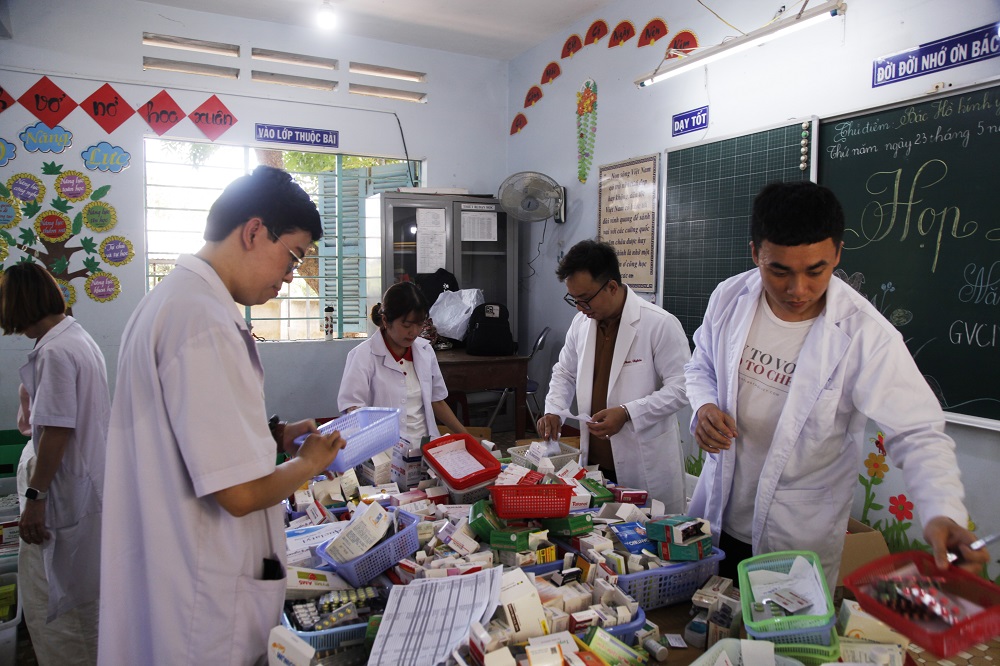 Lữ đoàn 162 phối hợp khám bệnh, tư vấn sức khoẻ và phát thuốc miễn phí cho người dân