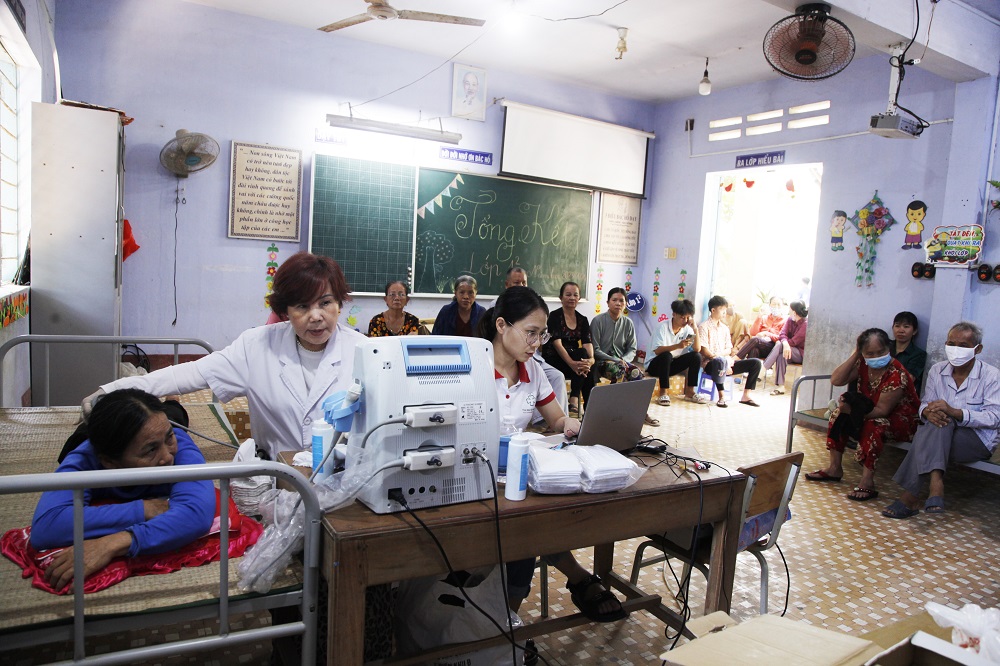 Lữ đoàn 162 phối hợp khám bệnh, tư vấn sức khoẻ và phát thuốc miễn phí cho người dân