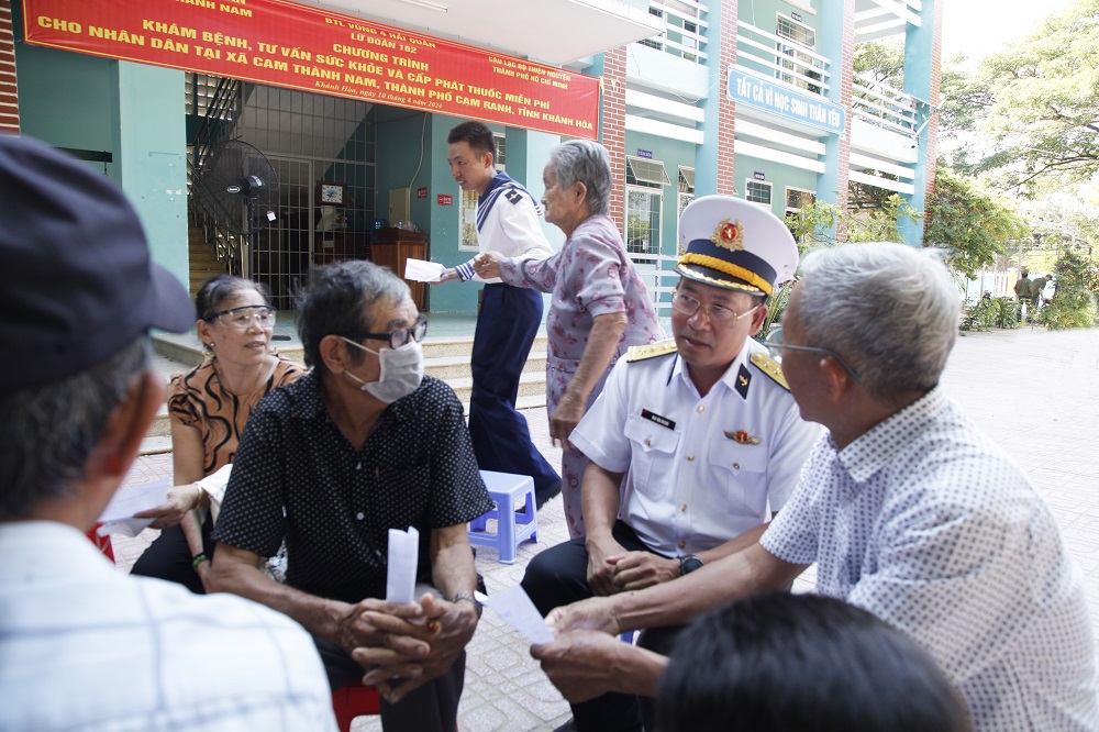 Lữ đoàn 162 phối hợp khám bệnh, tư vấn sức khoẻ và phát thuốc miễn phí cho người dân