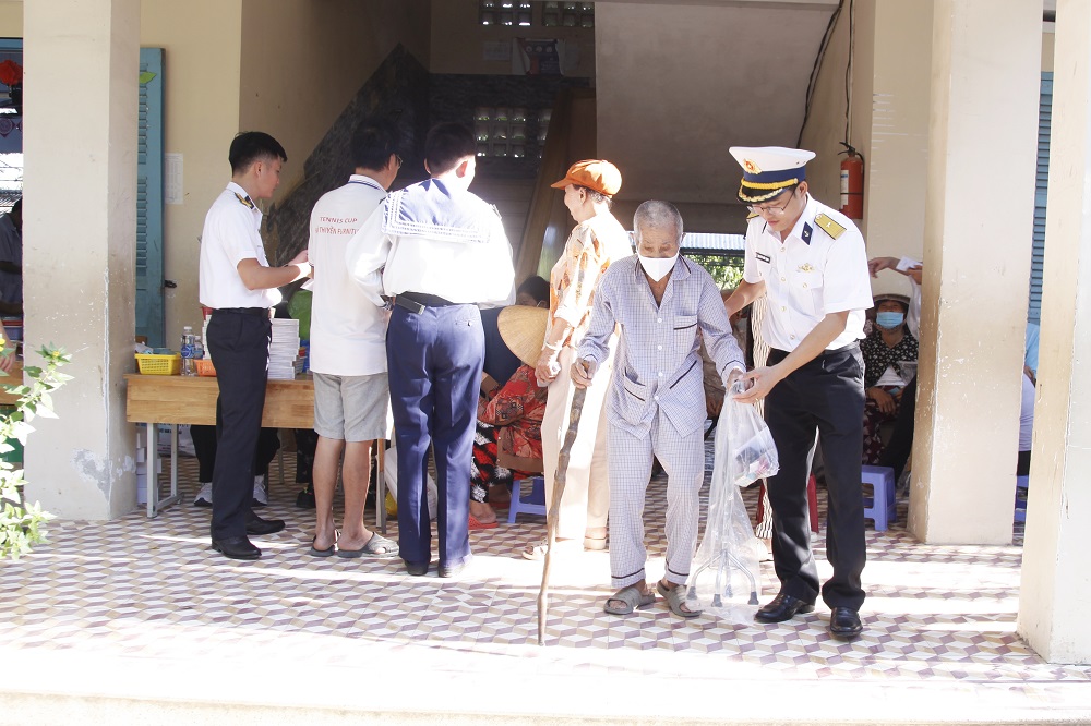 Lữ đoàn 162 phối hợp khám bệnh, tư vấn sức khoẻ và phát thuốc miễn phí cho người dân