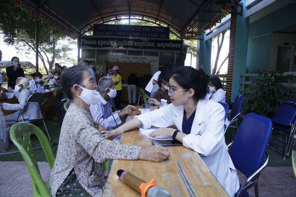 Lữ đoàn 162 phối hợp khám bệnh, tư vấn sức khoẻ và phát thuốc miễn phí cho người dân