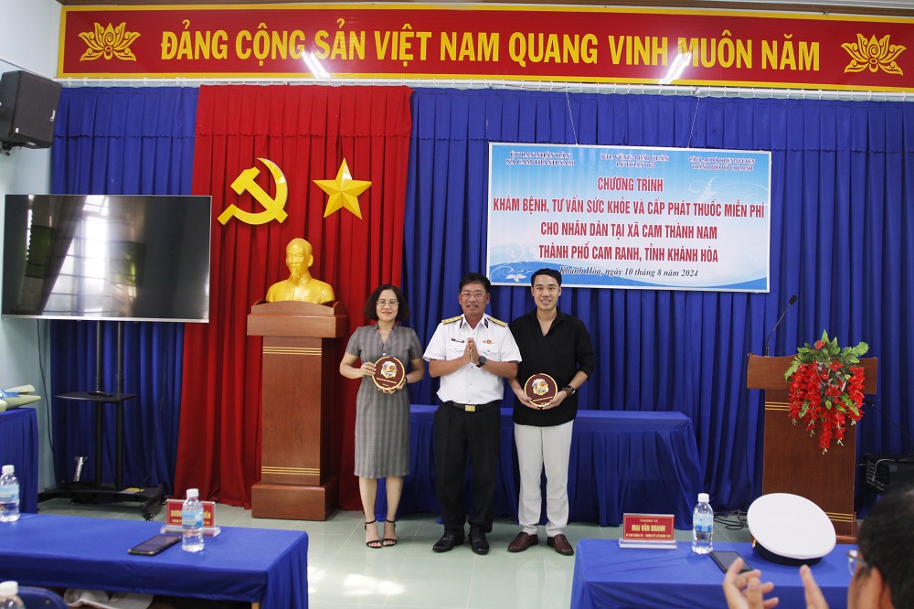 Lữ đoàn 162 phối hợp khám bệnh, tư vấn sức khoẻ và phát thuốc miễn phí cho người dân