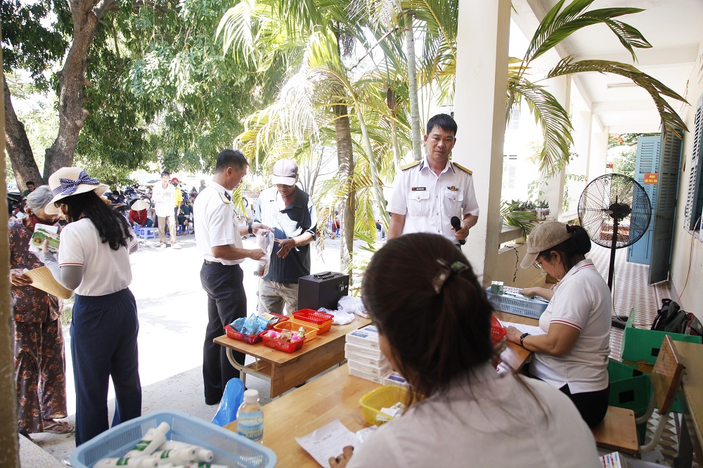 Lữ đoàn 162 phối hợp khám bệnh, tư vấn sức khoẻ và phát thuốc miễn phí cho người dân