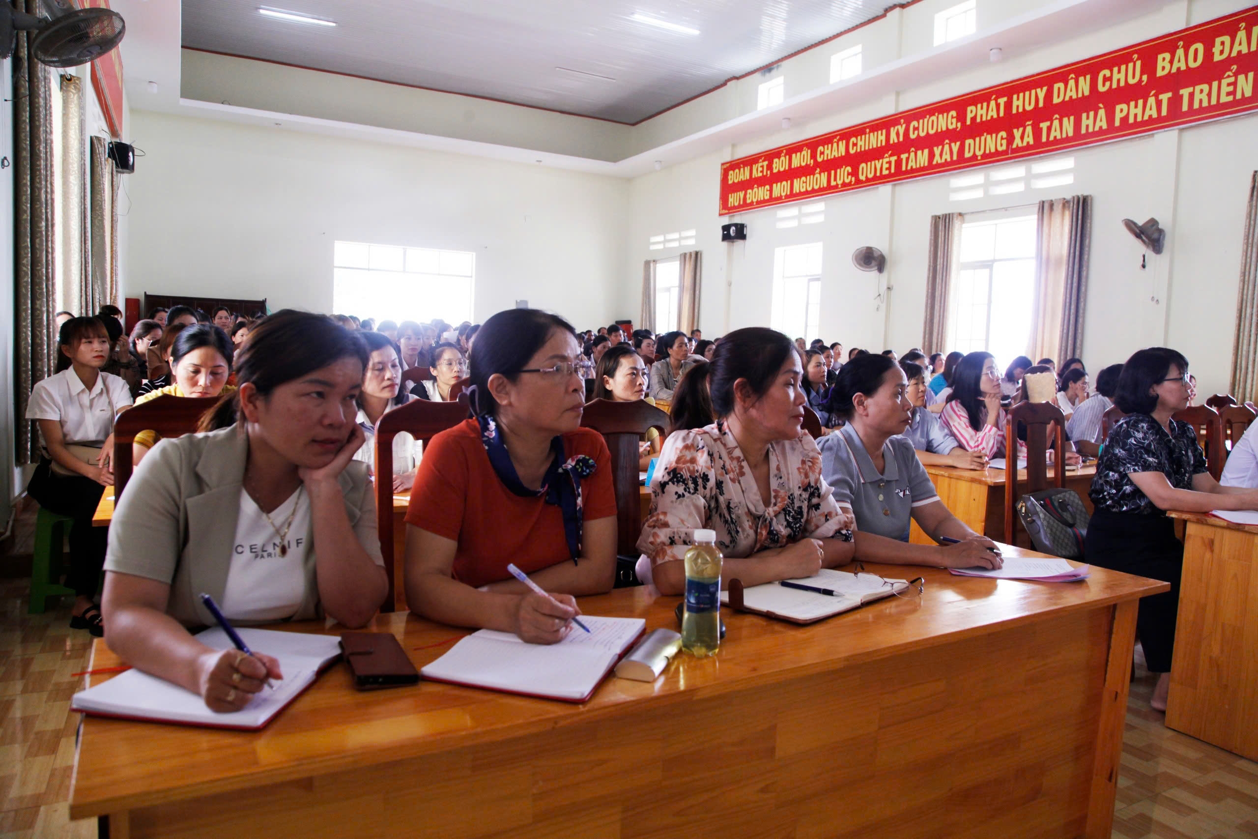 Bộ tư lệnh Vùng 4 Hải quân tuyên truyền biển, đảo cho cán bộ, đảng viên, giáo viên và nhân dân huyện Lâm Hà.