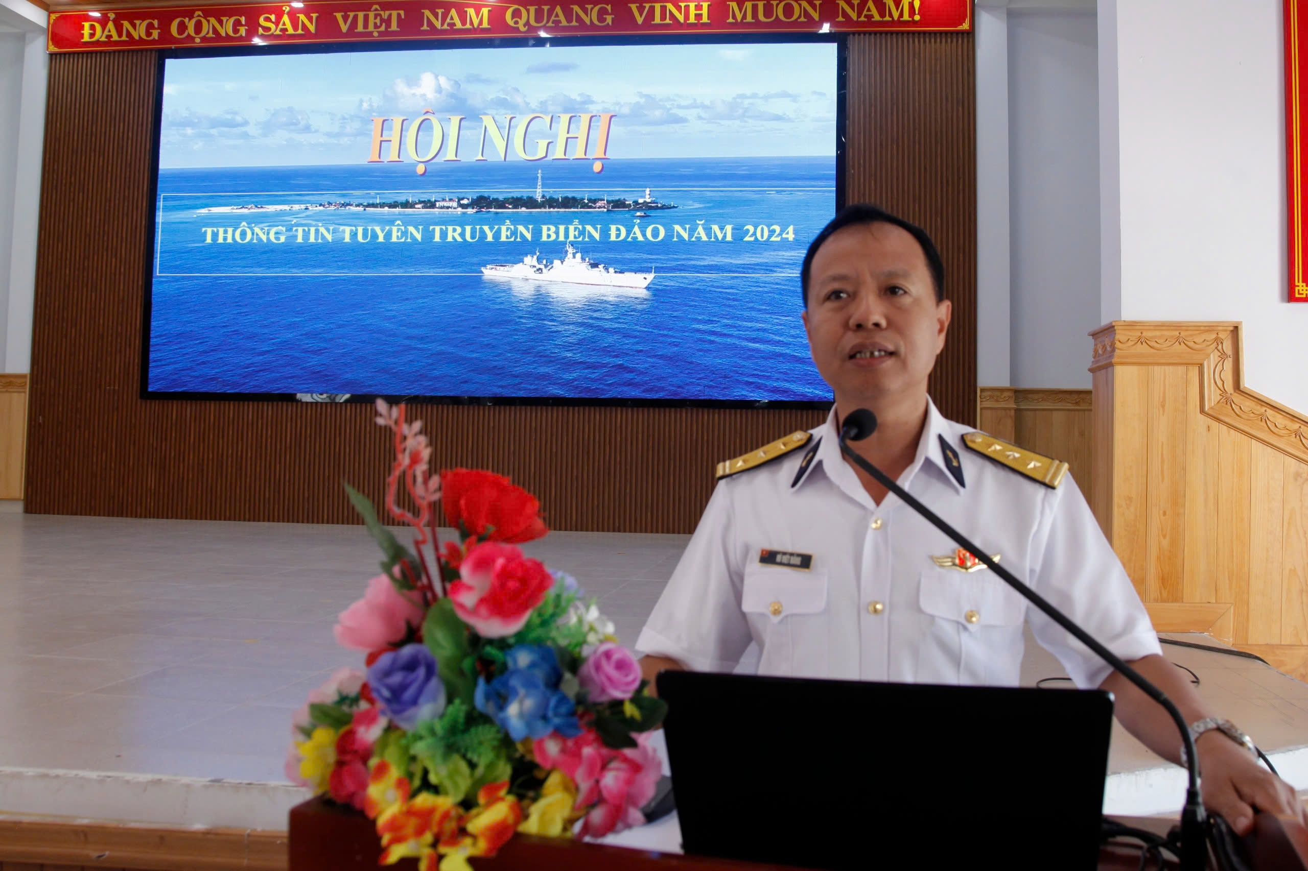 Gần 1500 cán bộ, giáo viên huyện Đơn Dương nghe thông tin về biển, đảo.