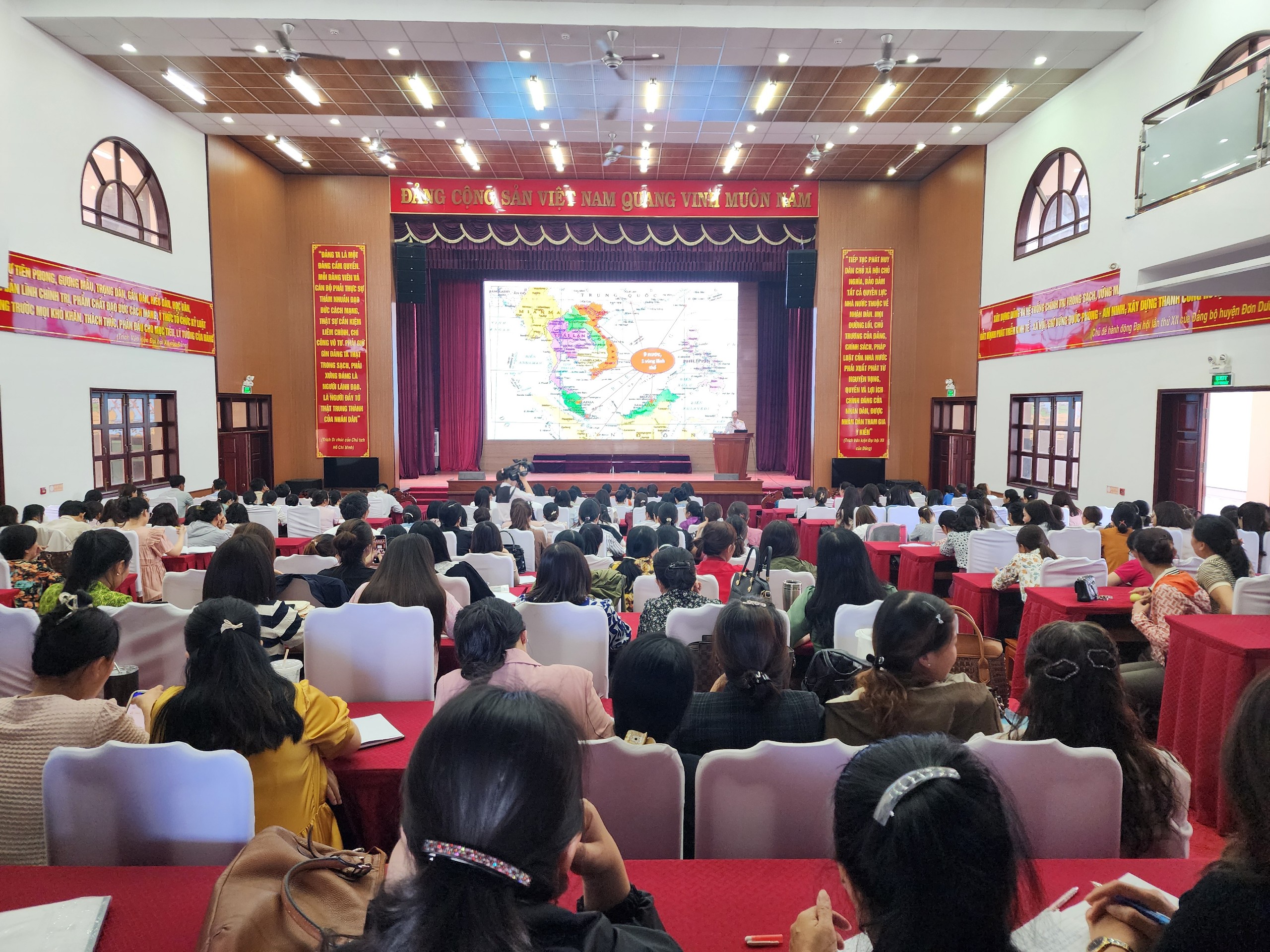 Gần 1500 cán bộ, giáo viên huyện Đơn Dương nghe thông tin về biển, đảo.
