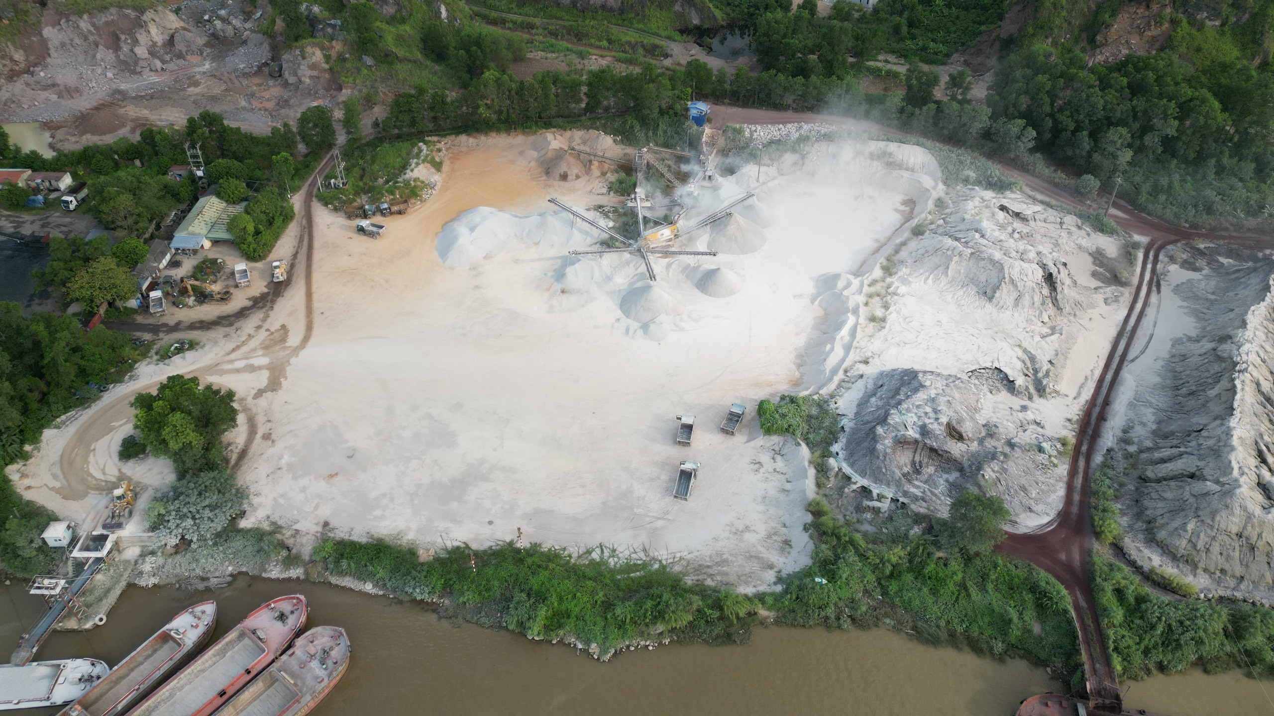 Kiểm tra thông tin "trạm xay nghiền đá, xe hết hạn đăng kiểm" Báo Giao thông phản ánh- Ảnh 1. Kiểm tra thông tin "trạm xay nghiền đá, xe hết hạn đăng kiểm" Báo Giao thông phản ánh- Ảnh 1.