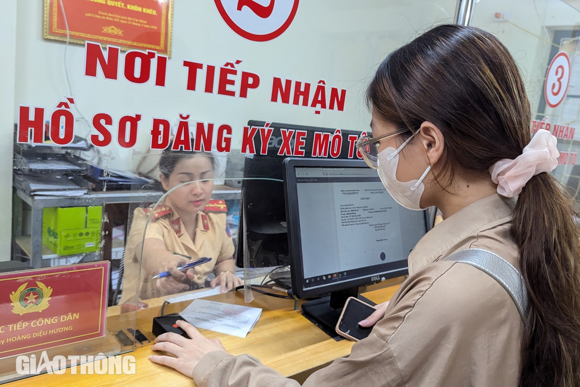 Những chủ xe đầu tiên đăng ký, bấm biển số trên cổng dịch vụ công- Ảnh 1. Những chủ xe đầu tiên đăng ký, bấm biển số trên cổng dịch vụ công- Ảnh 1.