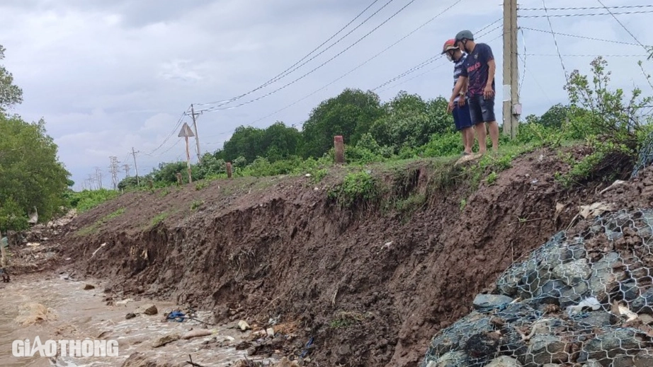 Cận cảnh sạt lở đê Biển Đông ở Bạc Liêu- Ảnh 1. Cận cảnh sạt lở đê Biển Đông ở Bạc Liêu- Ảnh 1.