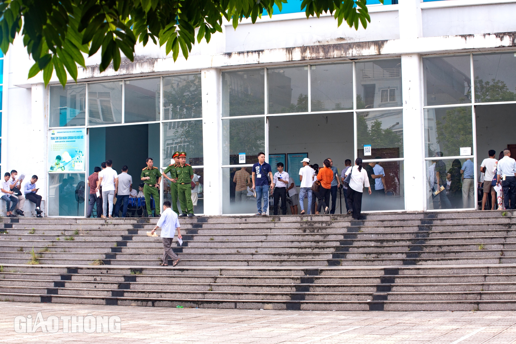 Hà Nội: Cảnh người dân nườm nượp đi đấu giá đất- Ảnh 1. Hà Nội: Cảnh người dân nườm nượp đi đấu giá đất- Ảnh 1.