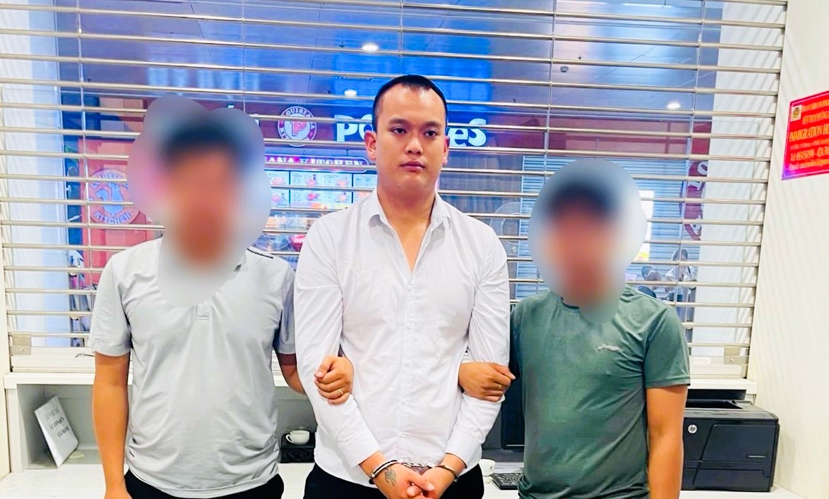 “Đạt lợn” bị bắt giữ khi vừa nhập cảnh Việt Nam sau 2 năm lẩn trốn- Ảnh 1. “Đạt lợn” bị bắt giữ khi vừa nhập cảnh Việt Nam sau 2 năm lẩn trốn- Ảnh 1.