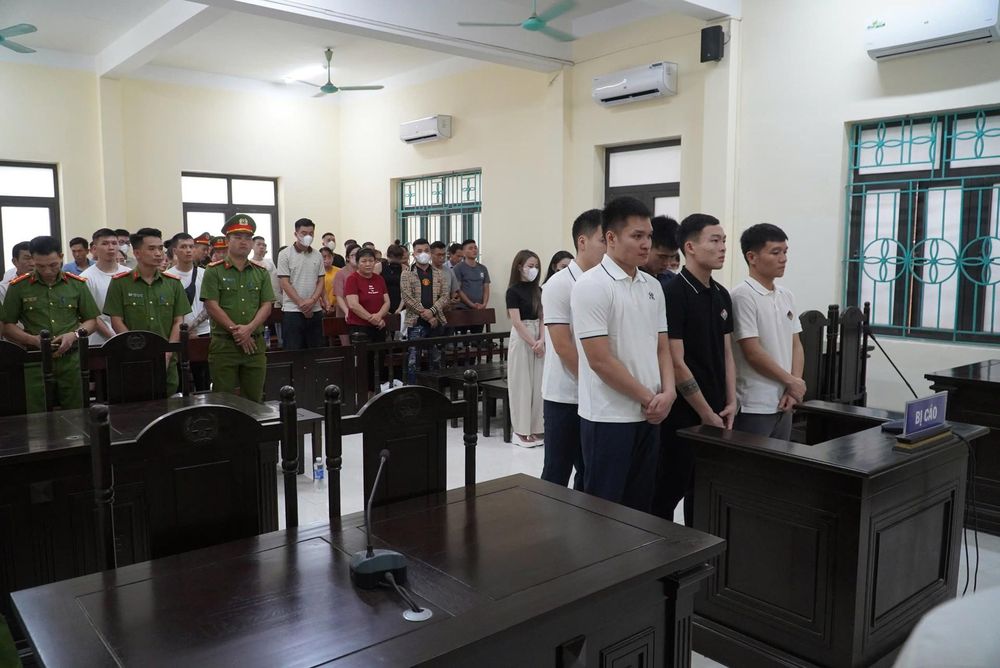 Vì sao tòa hoãn xét xử 5 cầu thủ Hà Tĩnh "mở tiệc" ma túy trong khách sạn?- Ảnh 1. Vì sao tòa hoãn xét xử 5 cầu thủ Hà Tĩnh "mở tiệc" ma túy trong khách sạn?- Ảnh 1.