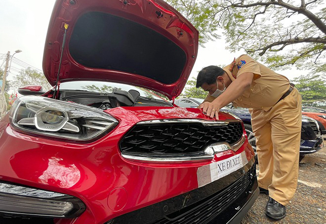 Người mua lại ô tô không đi sang tên, chủ cũ của xe có bị xử phạt?- Ảnh 1. Người mua lại ô tô không đi sang tên, chủ cũ của xe có bị xử phạt?- Ảnh 1.