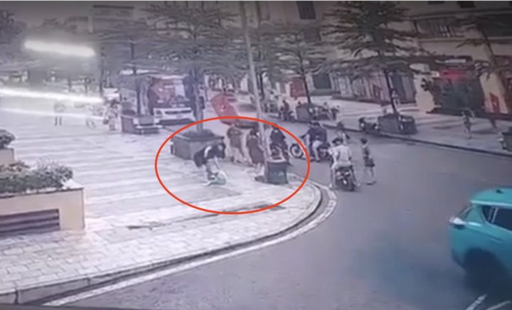 Sức khỏe bé trai bị người đàn ông đánh đập dã man ở Hà Nội ra sao?- Ảnh 1.