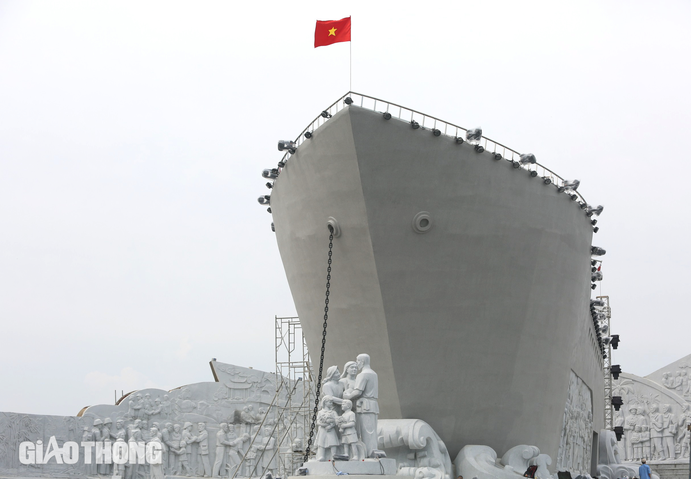 Ngắm tượng đài "Con tàu tập kết ra Bắc" ở Sầm Sơn- Ảnh 1. Ngắm tượng đài "Con tàu tập kết ra Bắc" ở Sầm Sơn- Ảnh 1.