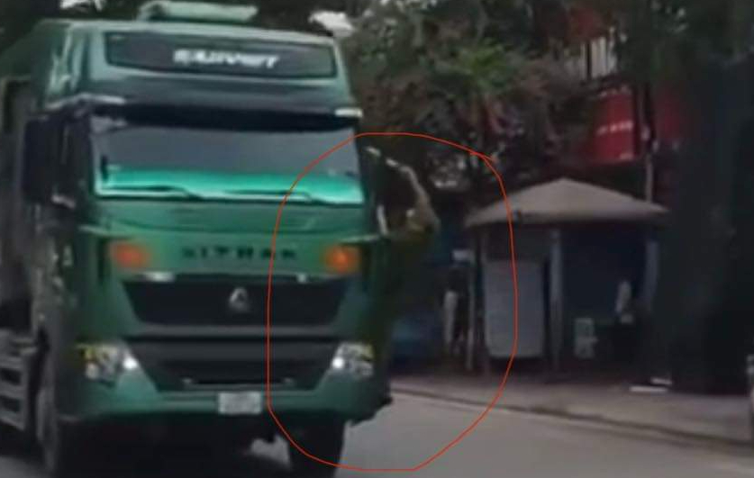 Bắt giam tài xế cố tình lái xe vào CSGT ở Tuyên Quang- Ảnh 1. Bắt giam tài xế cố tình lái xe vào CSGT ở Tuyên Quang- Ảnh 1.