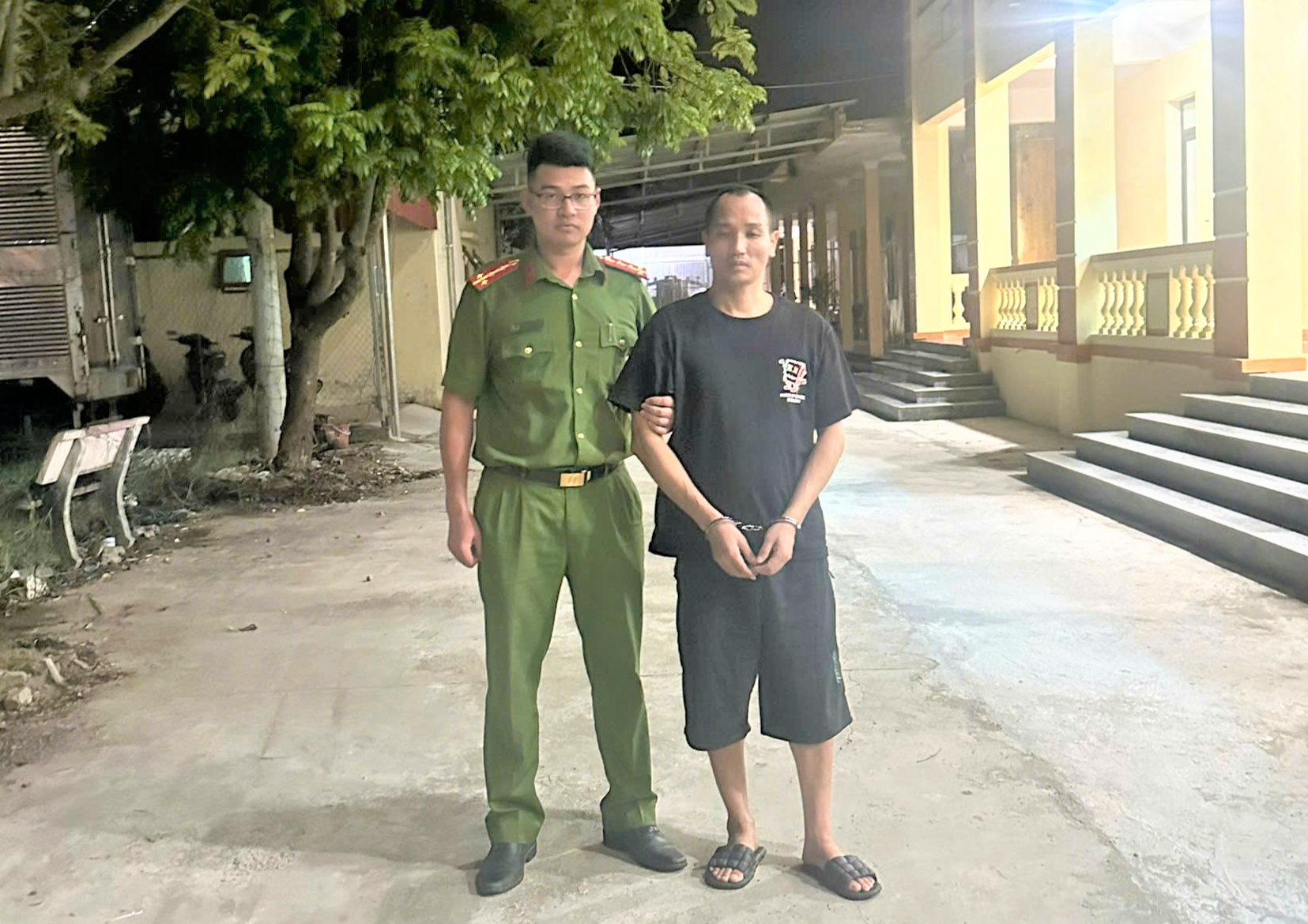 Đối tượng truy nã ra đầu thú sau 17 năm trốn trong rừng- Ảnh 1. Đối tượng truy nã ra đầu thú sau 17 năm trốn trong rừng- Ảnh 1.