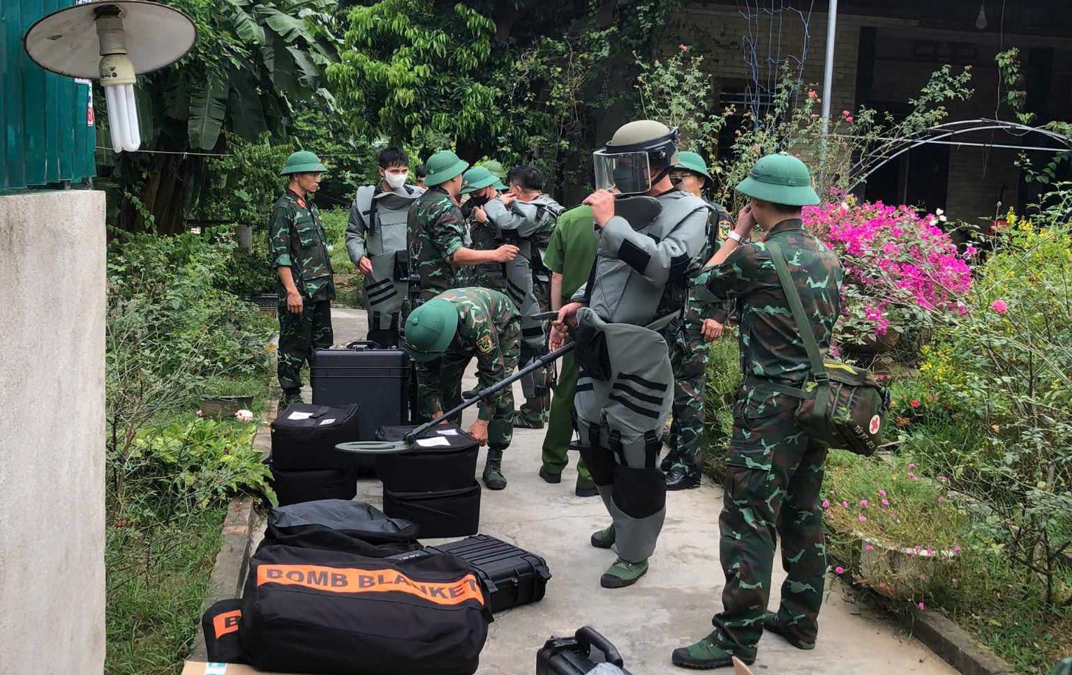 Công binh sẵn sàng rà phá tại ngôi nhà xảy ra liên tiếp 2 vụ nổ làm 4 người thương vong- Ảnh 1. Công binh sẵn sàng rà phá tại ngôi nhà xảy ra liên tiếp 2 vụ nổ làm 4 người thương vong- Ảnh 1.