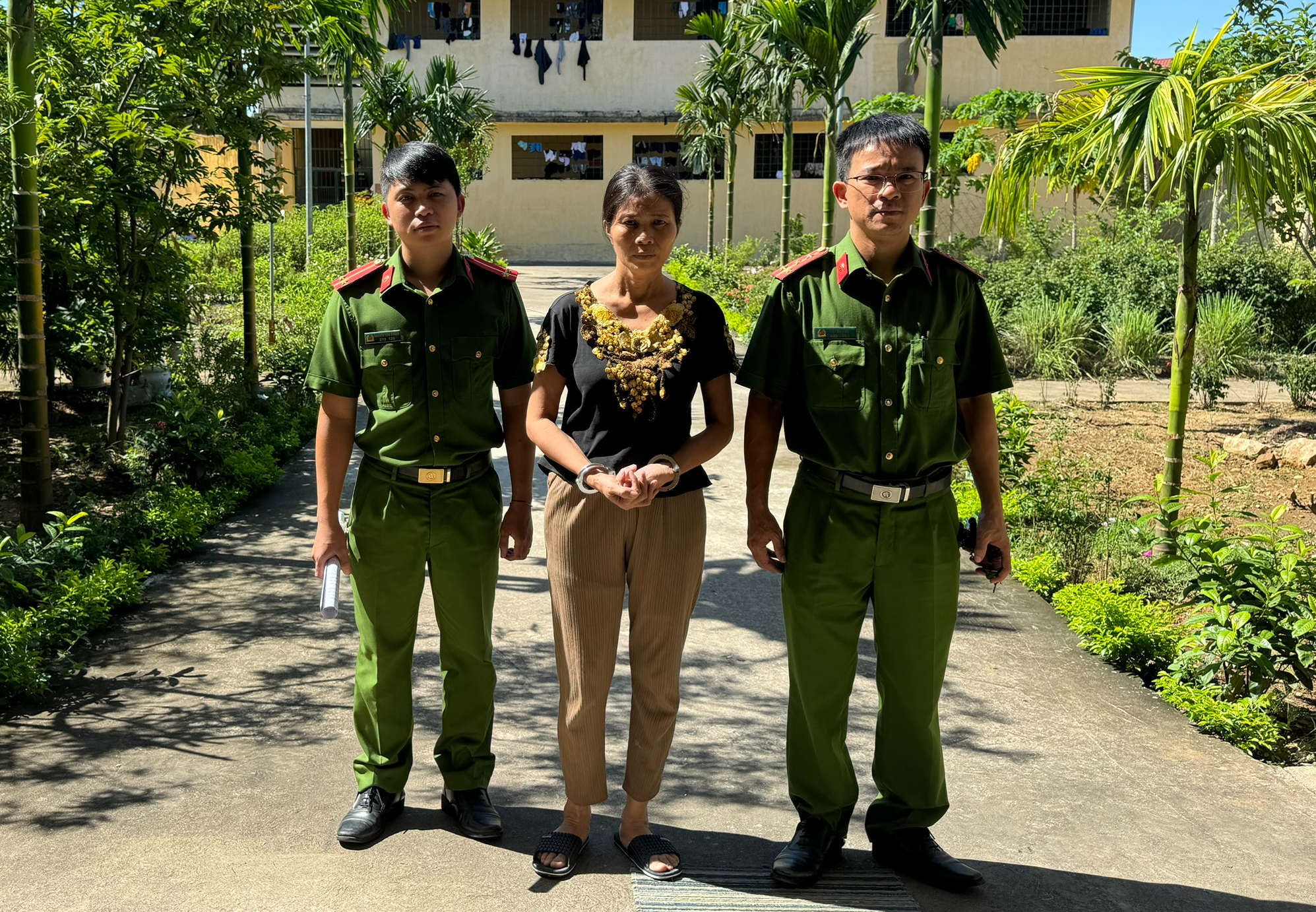 Khởi tố người phụ nữ ngăn cản thi công đường điện, hắt mắm tôm vào công an- Ảnh 1. Khởi tố người phụ nữ ngăn cản thi công đường điện, hắt mắm tôm vào công an- Ảnh 1.