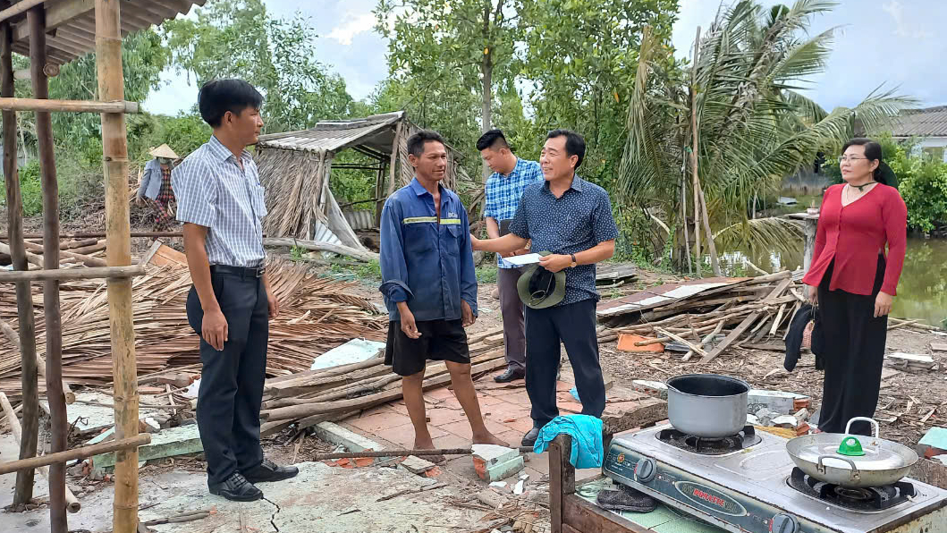 Lốc xoáy làm sập nhiều nhà dân ở Bạc Liêu- Ảnh 1. Lốc xoáy làm sập nhiều nhà dân ở Bạc Liêu- Ảnh 1.