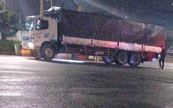 Tạm giữ tài xế xe tải nghi cố tình cán chết người trên quốc lộ 51- Ảnh 1. Tạm giữ tài xế xe tải nghi cố tình cán chết người trên quốc lộ 51- Ảnh 1.