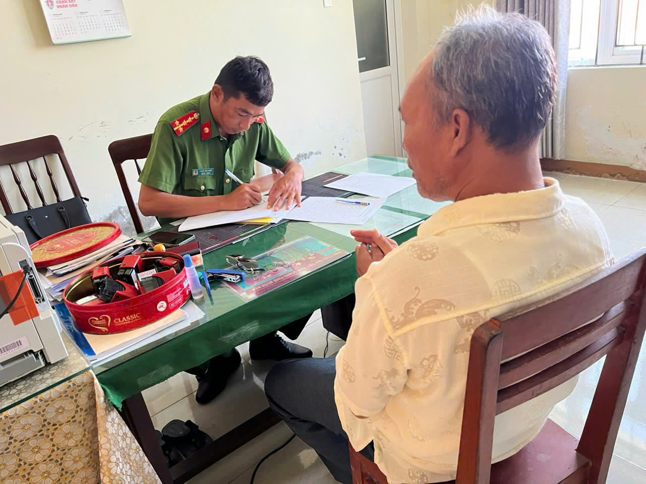 Người đàn ông ở Lý Sơn đánh vợ dã man khai gì?- Ảnh 1. Người đàn ông ở Lý Sơn đánh vợ dã man khai gì?- Ảnh 1.