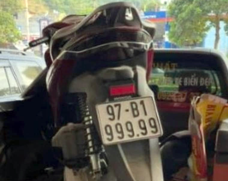 CSGT khuyến cáo gì sau khi Huấn "hoa hồng" kêu cứu vì mua lại xe SH gắn biển 999.99- Ảnh 1. CSGT khuyến cáo gì sau khi Huấn "hoa hồng" kêu cứu vì mua lại xe SH gắn biển 999.99- Ảnh 1.