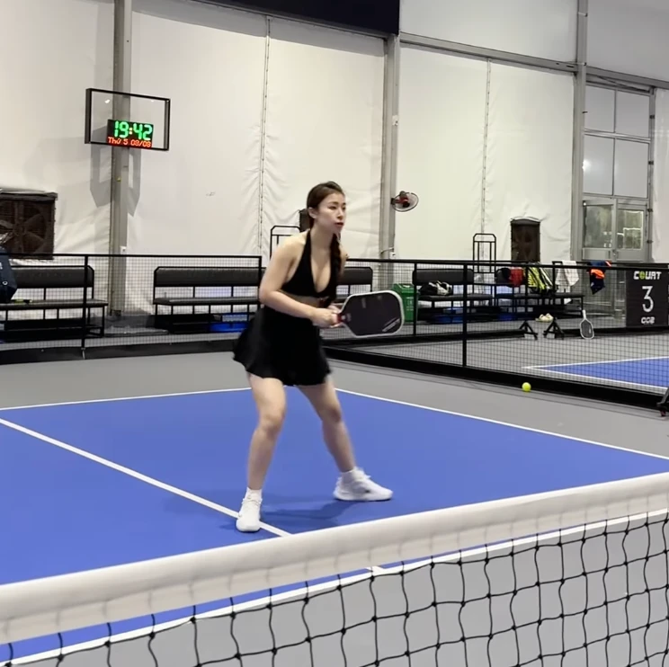 Tranh cãi không hồi kết về trang phục pickleball hở hang