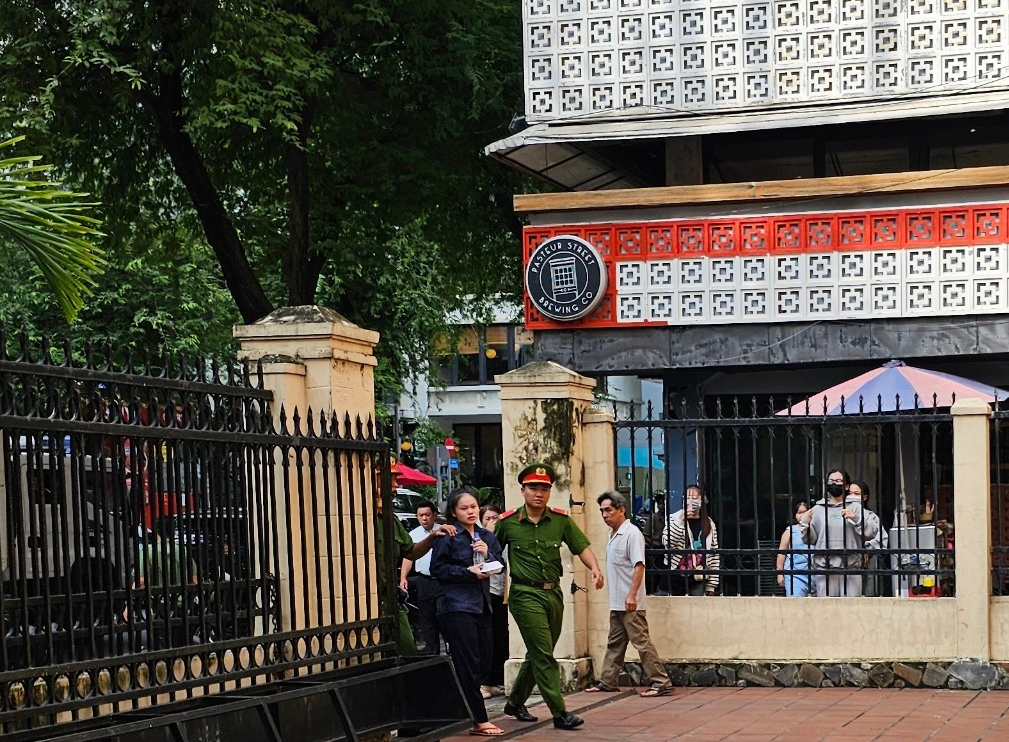 Nữ bị cáo bắt cóc hai bé gái ở phố đi bộ Nguyễn Huệ bị tuyên phạt 9 năm tù- Ảnh 1. Nữ bị cáo bắt cóc hai bé gái ở phố đi bộ Nguyễn Huệ bị tuyên phạt 9 năm tù- Ảnh 1.