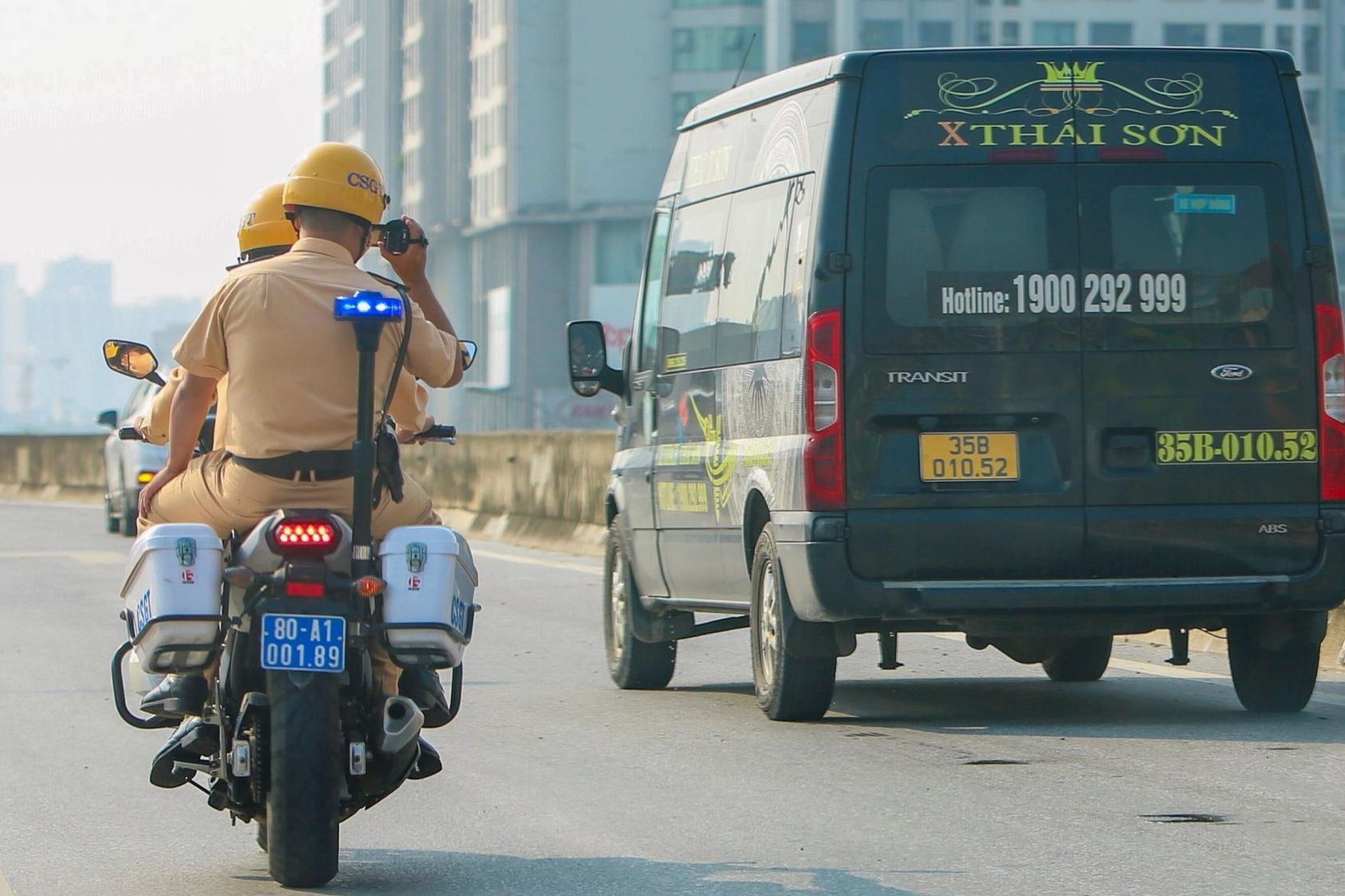 Cảnh sát Hà Nội hóa trang ghi hình tài xế vi phạm, chống đua xe dịp nghỉ lễ 2/9- Ảnh 1. Cảnh sát Hà Nội hóa trang ghi hình tài xế vi phạm, chống đua xe dịp nghỉ lễ 2/9- Ảnh 1.