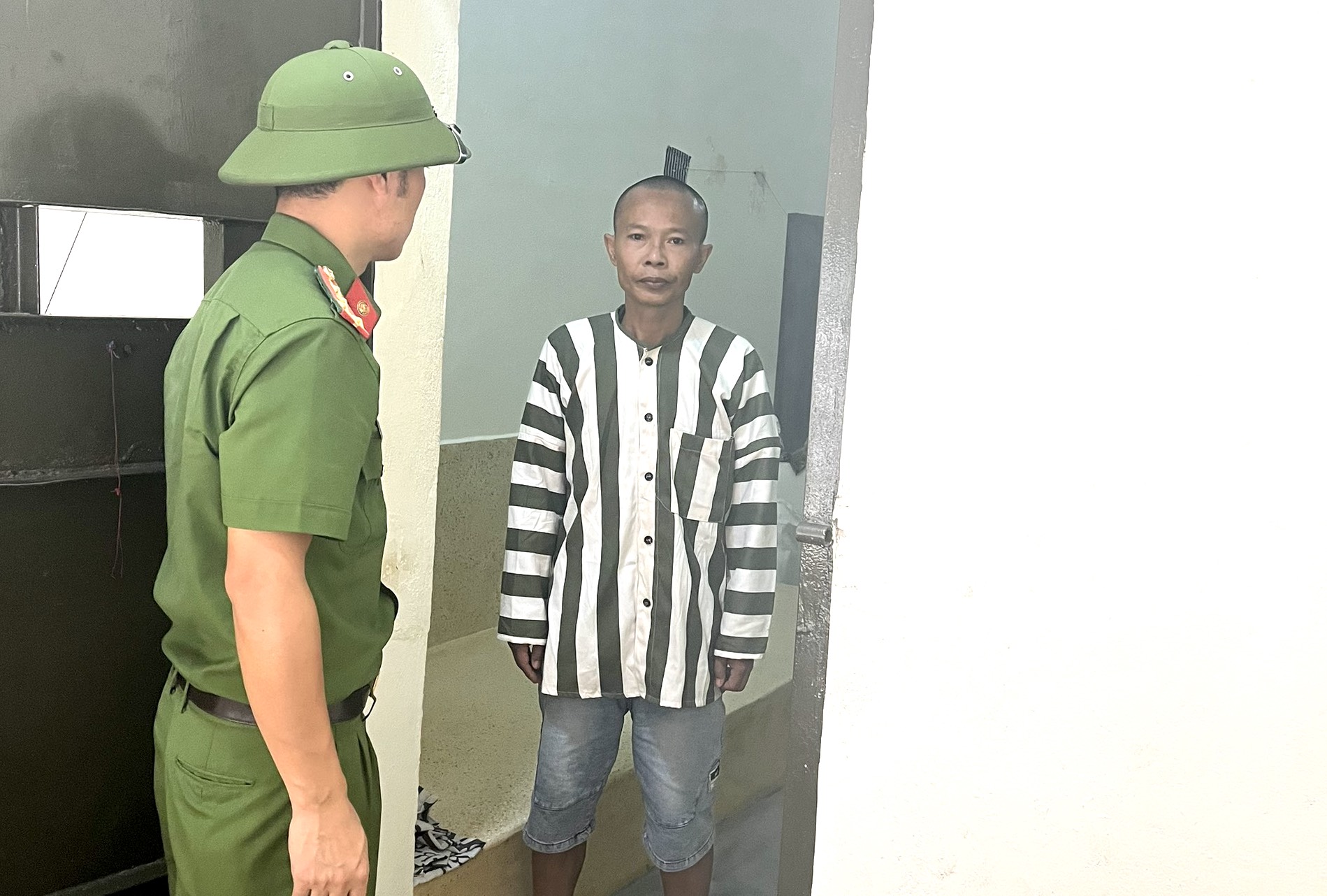 Vụ xe bán tải tông 3 người tử vong: Tài xế đối diện khung hình phạt nào?- Ảnh 1. Vụ xe bán tải tông 3 người tử vong: Tài xế đối diện khung hình phạt nào?- Ảnh 1.