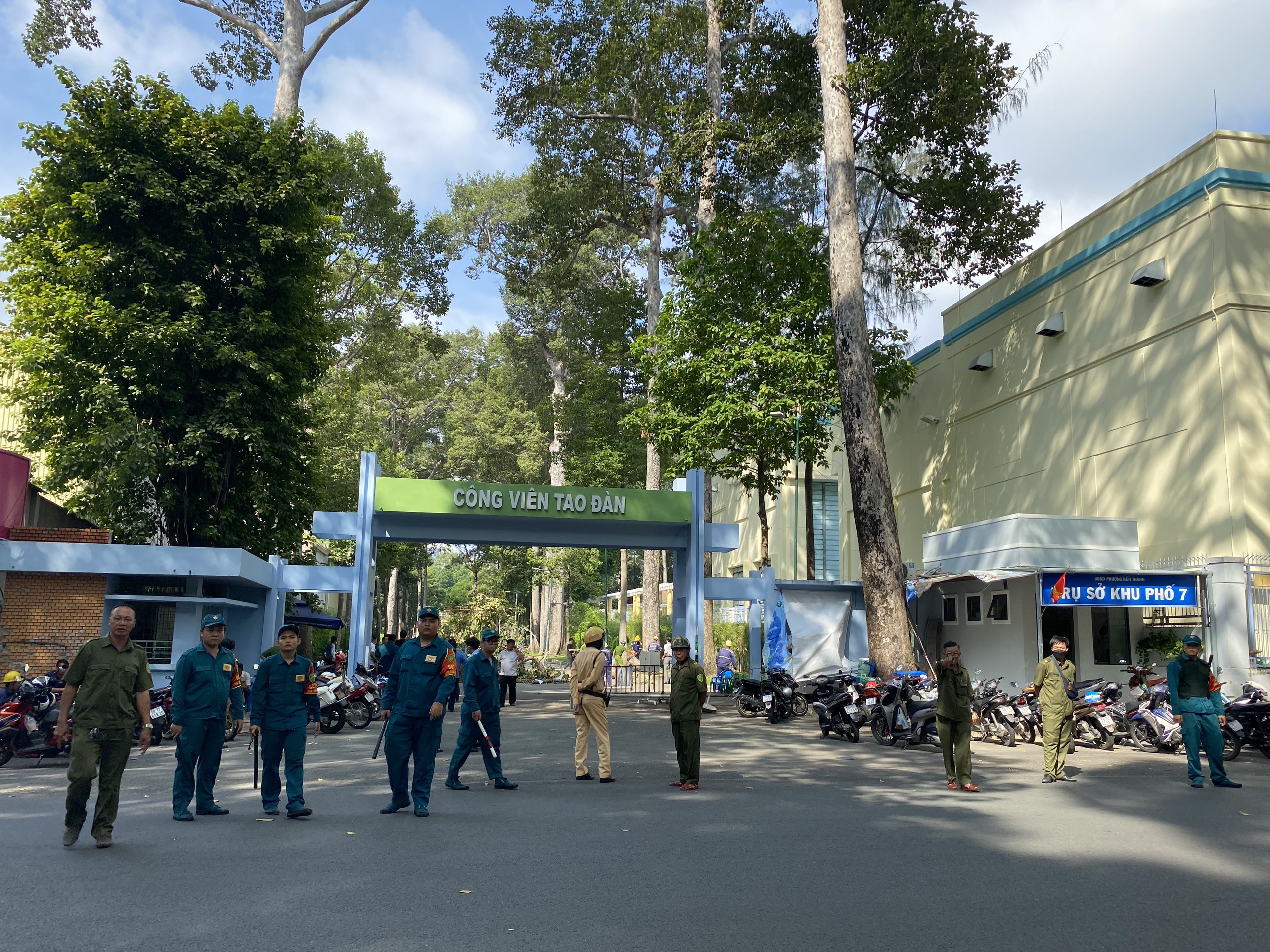 Công an TP.HCM xác định trách nhiệm liên quan vụ cây xanh gãy đè chết 2 người- Ảnh 1. Công an TP.HCM xác định trách nhiệm liên quan vụ cây xanh gãy đè chết 2 người- Ảnh 1.