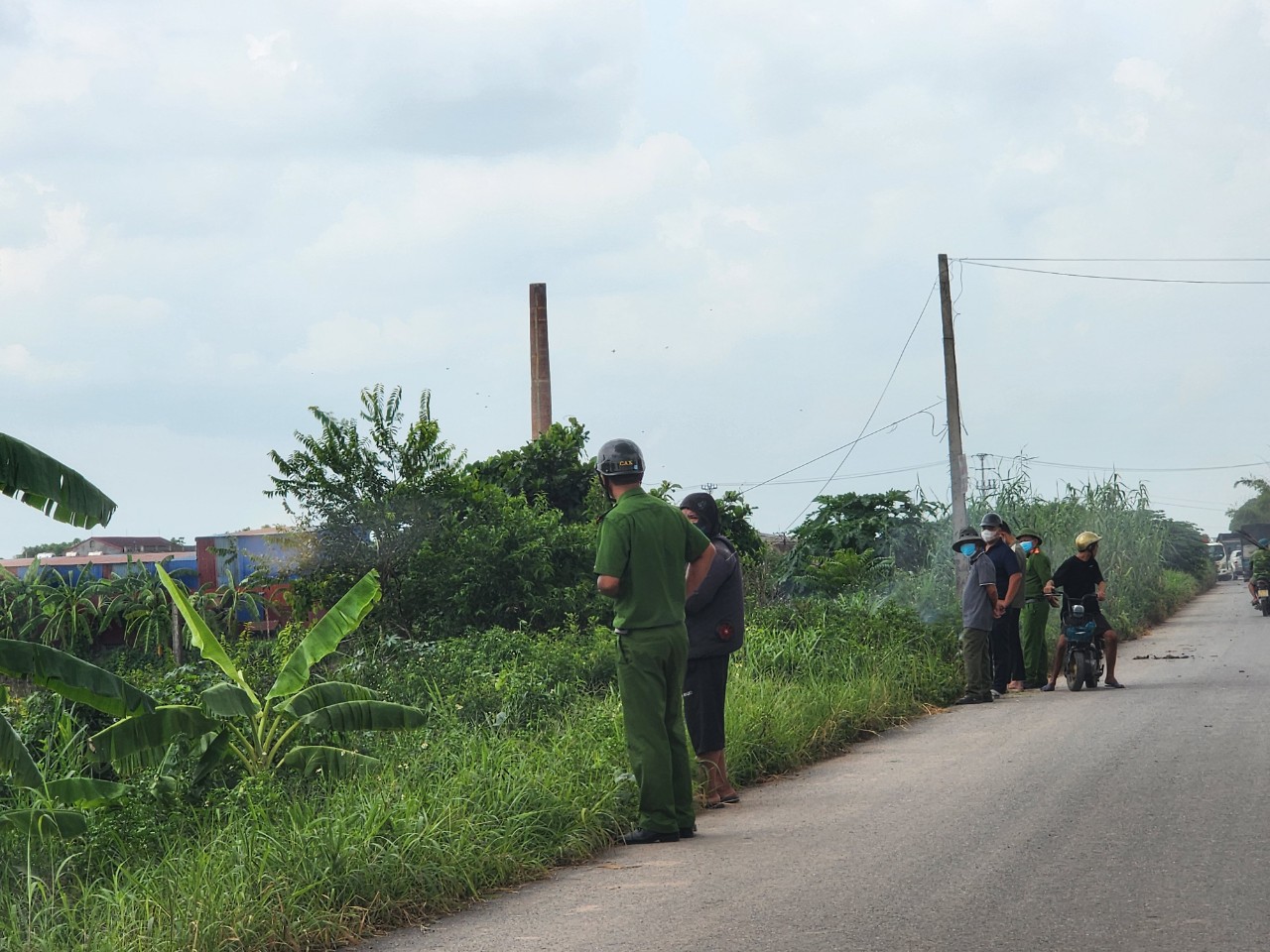 Tìm thân nhân người đàn ông tử vong, trôi dạt vào chân đê Ninh Cơ- Ảnh 1. Tìm thân nhân người đàn ông tử vong, trôi dạt vào chân đê Ninh Cơ- Ảnh 1.