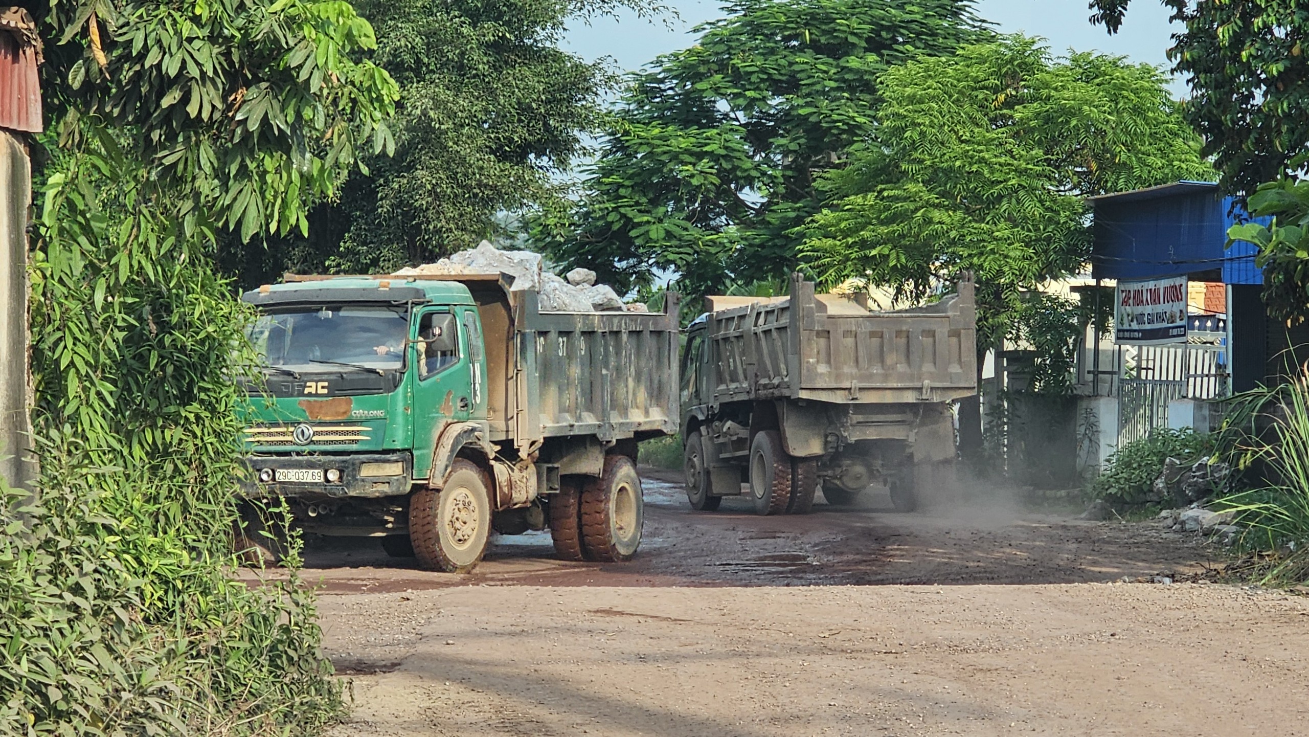 Hải Phòng: Trạm nghiền đá gây ô nhiễm, xe hết hạn đăng kiểm cày nát đường- Ảnh 1. Hải Phòng: Trạm nghiền đá gây ô nhiễm, xe hết hạn đăng kiểm cày nát đường- Ảnh 1.