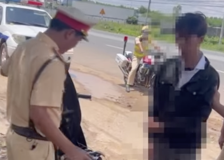 CSGT Đồng Nai đón lõng bắt thanh niên trộm xe máy trên đường tẩu thoát- Ảnh 1. CSGT Đồng Nai đón lõng bắt thanh niên trộm xe máy trên đường tẩu thoát- Ảnh 1.