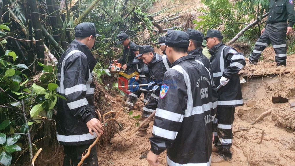 3 giờ bới đất đá cứu cháu bé bị vùi lấp do sạt lở ở Hạ Long- Ảnh 1.