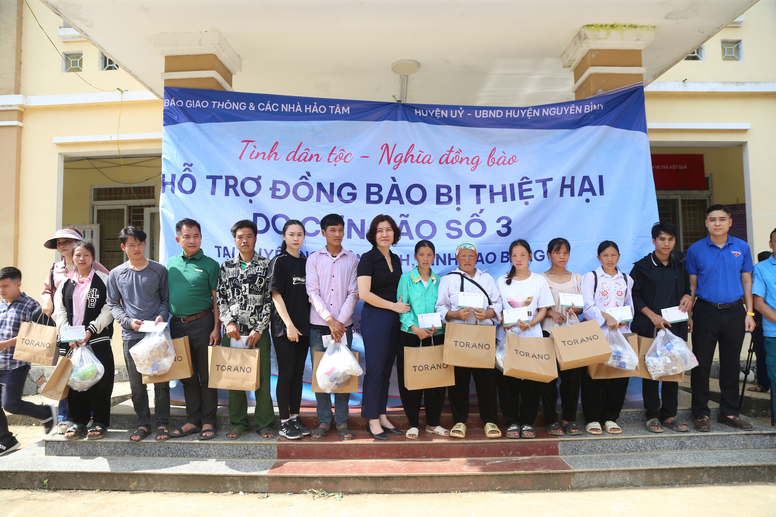 Mang “nghĩa đồng bào” lên vùng lũ: Dân gửi xã tiền hỗ trợ làm nhà- Ảnh 1.