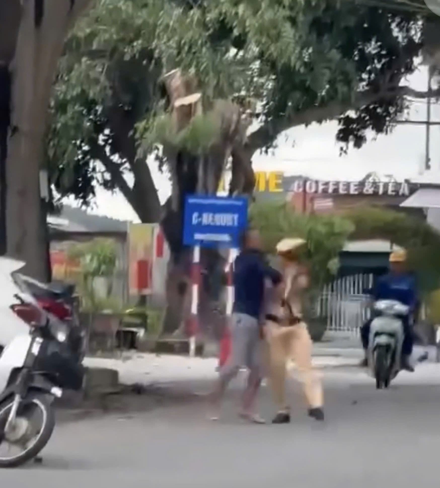 Tạm giữ đối tượng "thông chốt" rồi quay lại tấn công CSGT ở Hà Tĩnh- Ảnh 1. Tạm giữ đối tượng "thông chốt" rồi quay lại tấn công CSGT ở Hà Tĩnh- Ảnh 1.