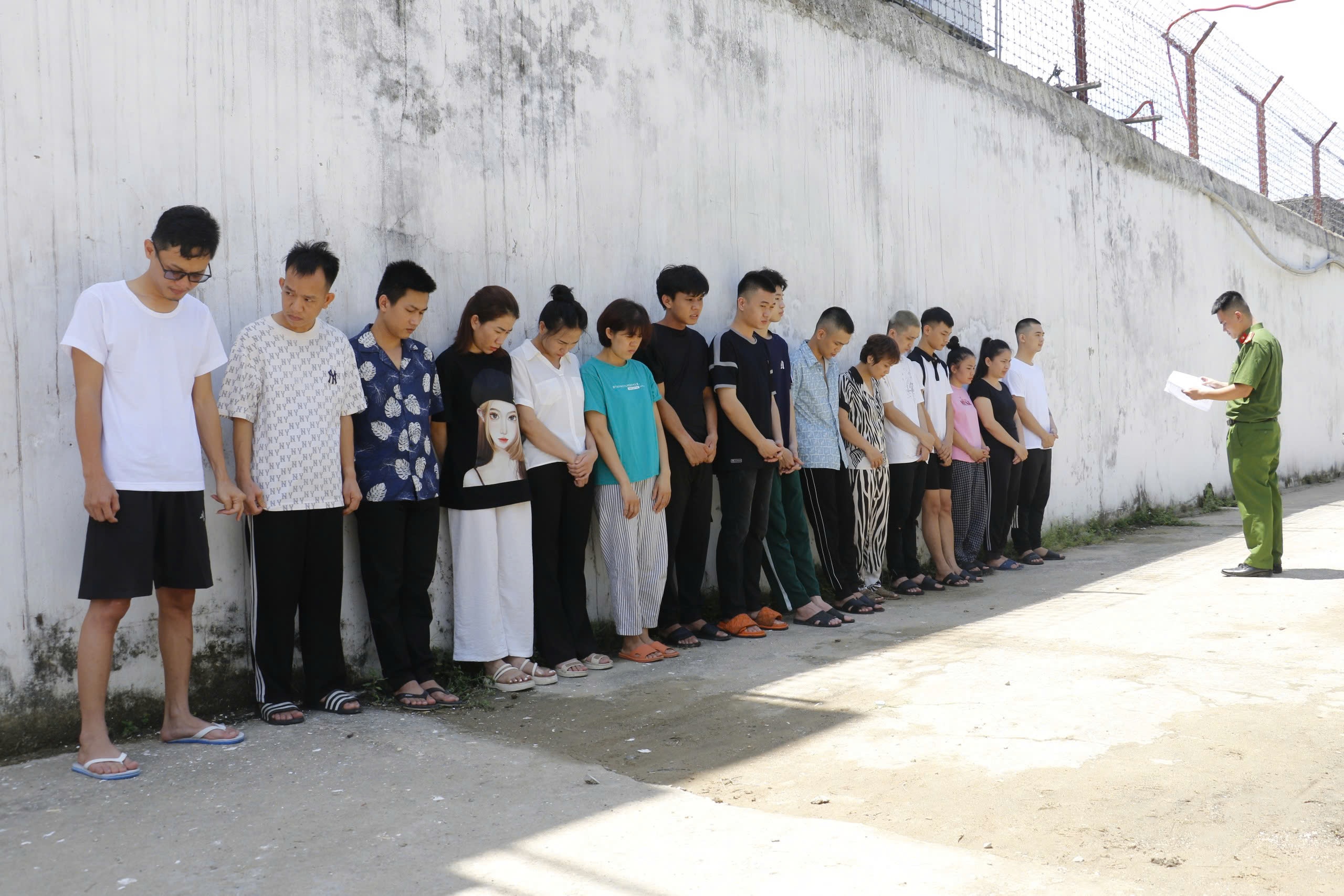 Đánh sập ổ nhóm đánh bạc hơn 10 triệu đô la tiền ảo, tạm giữ nhiều siêu xe- Ảnh 1. Đánh sập ổ nhóm đánh bạc hơn 10 triệu đô la tiền ảo, tạm giữ nhiều siêu xe- Ảnh 1.