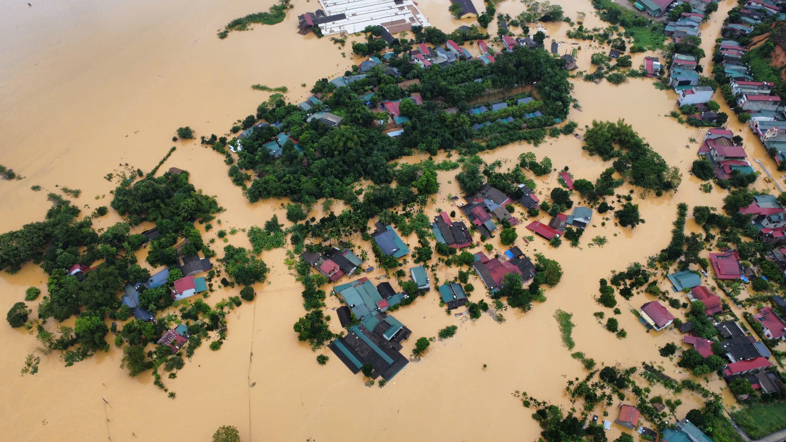 Công an Yên Bái lặn ngụp trong mưa lũ, bới đất đá cứu người- Ảnh 1. Công an Yên Bái lặn ngụp trong mưa lũ, bới đất đá cứu người- Ảnh 1.