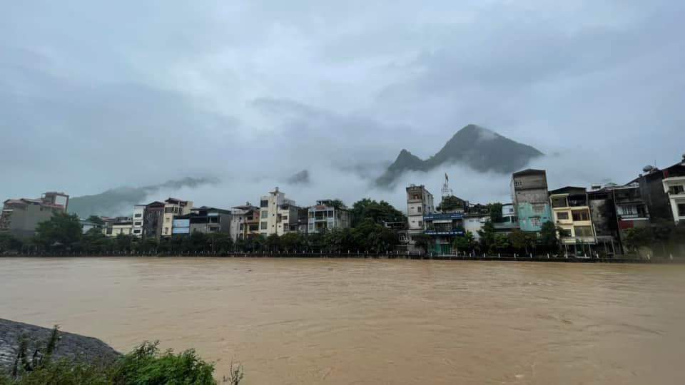 Mưa lớn gây ngập úng cục bộ, nhiều tuyến đường ở Hà Giang sạt lở- Ảnh 1.
