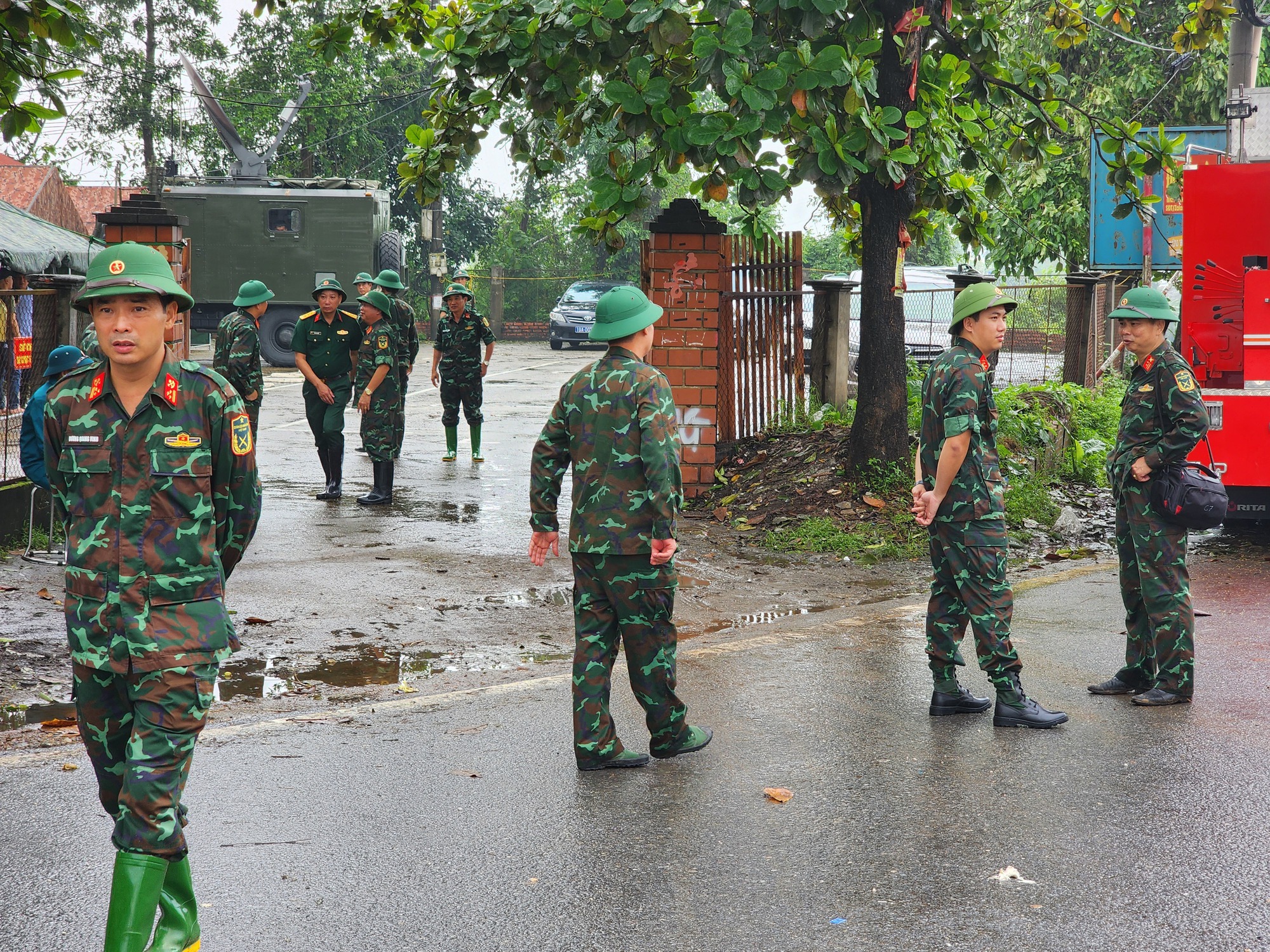 Vụ sập cầu Phong Châu: Chuẩn bị các điều kiện để lắp đặt cầu phao- Ảnh 1.