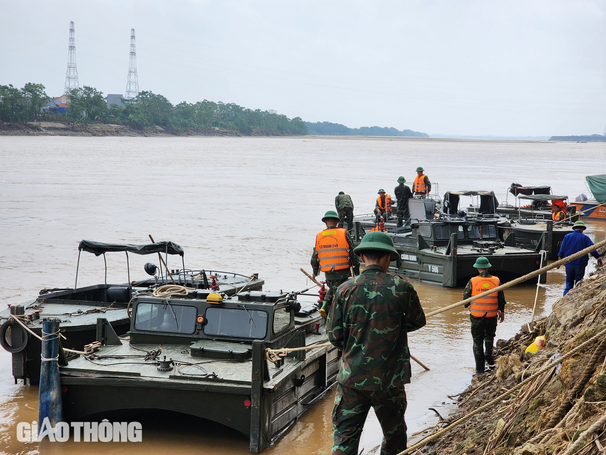 Hoàn tất lắp cầu phao thay thế cầu Phong Châu, ngày mai thông xe- Ảnh 1.